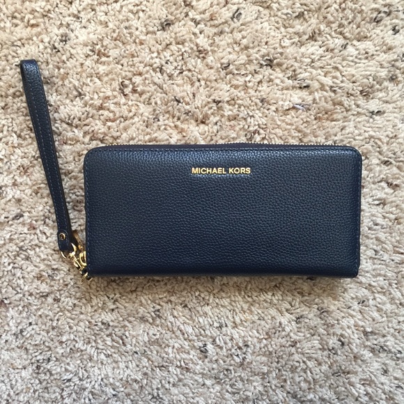 Michael Kors Handbags - FLASH SALE SALE🎉•NWT Michael Kors Wallet•